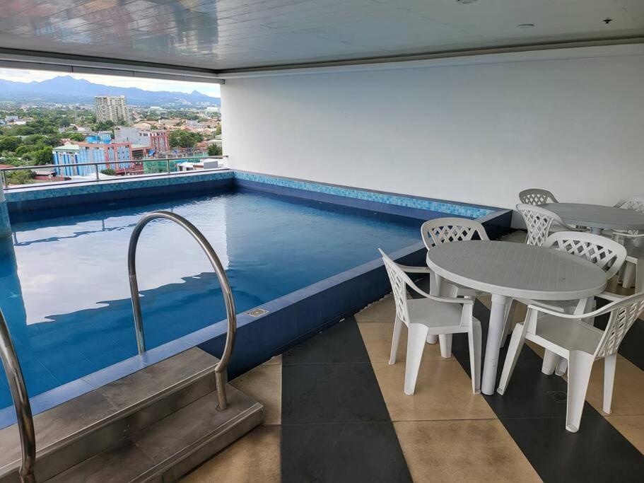 Kandi Big 1 Bedroom King Bed, Free Housekeeping, Wi-Fi Angeles Exteriör bild